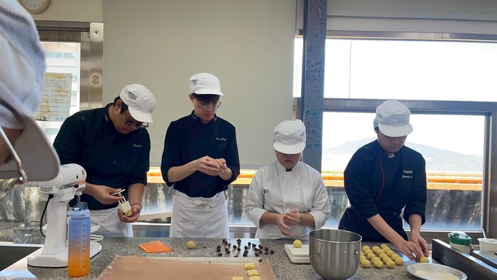 🎉【中秋圓滿|烘焙科綠豆椪月餅大成功!】🌕🥮"Mid-Autumn Success | Green Bean Mooncakes a Hit!"圖片