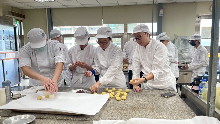 🎉【中秋圓滿|烘焙科綠豆椪月餅大成功!】🌕🥮"Mid-Autumn Success | Green Bean Mooncakes a Hit!"圖片