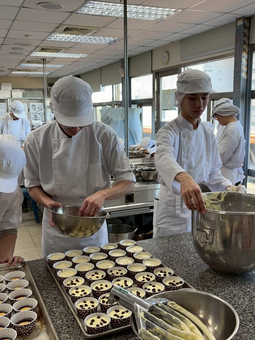 🎄✨烘焙科一年級節慶販售成功🎄✨ First-Year Baking Festive Sale Success圖片