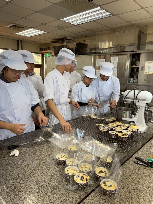 🎄✨烘焙科一年級節慶販售成功🎄✨ First-Year Baking Festive Sale Success圖片